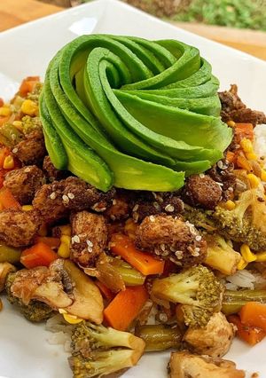 Una foto de Wok de vegetales con soya texturizada y flor de aguacate