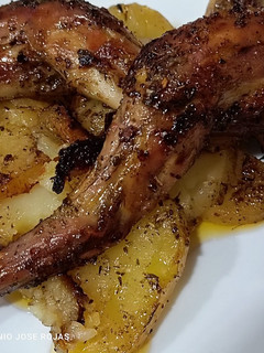 Una foto de Manos de conejo al horno