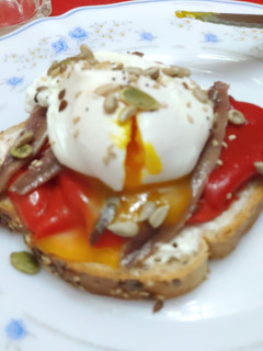 Una foto de Tosta de anchoas con huevo poché