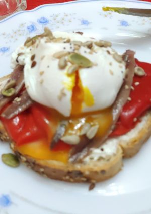 Una foto de Tosta de anchoas con huevo poché