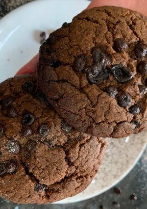 A picture of Eggless Choco chips cookies.