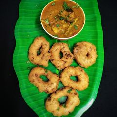 A picture of Mendu wada with sambhar.