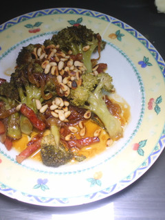 Una foto de Brocoli con beicon, salsa de soja y piñones