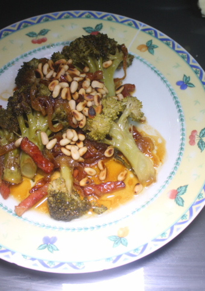 Una foto de Brocoli con beicon, salsa de soja y piñones