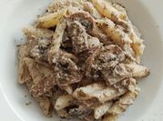 Una foto de pasta con setas y nata