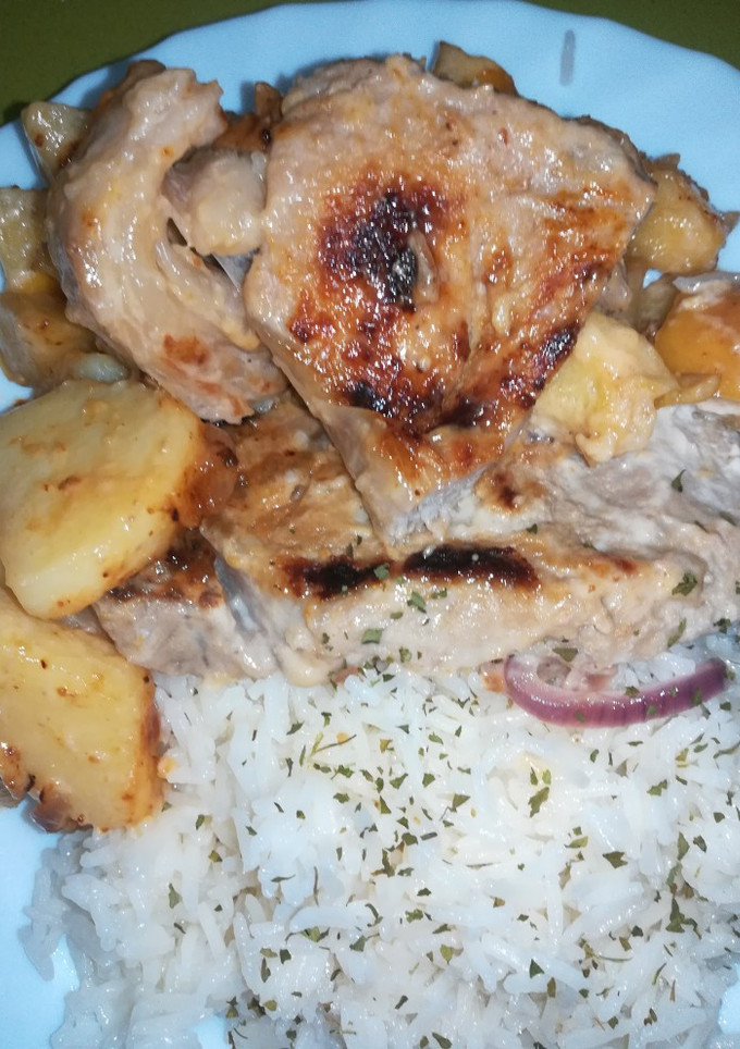 Una foto de Ternera con manzana y patatas