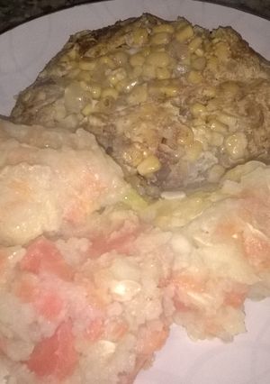 Una foto de Tortilla de choclo con puré de papa y zanahoria