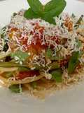 Bucatini fagiolini con pomodorini freschi e basilico, con ricotta salata