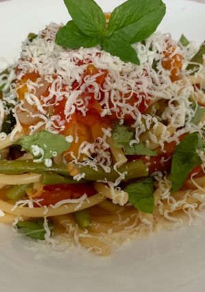 Foto di Bucatini fagiolini con pomodorini freschi e basilico, con ricotta salata