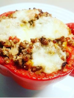 Una foto de Pimiento relleno de carne picada y quinoa