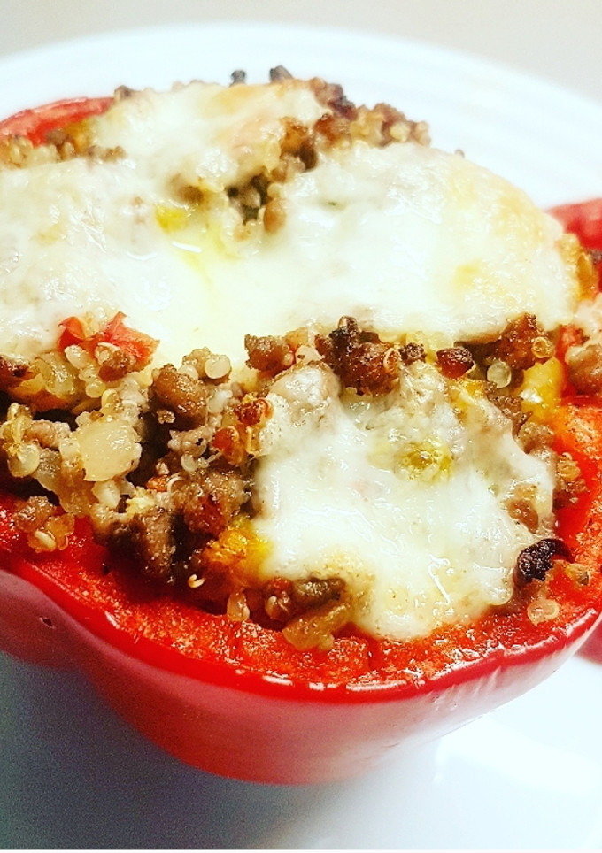 Una foto de Pimiento relleno de carne picada y quinoa
