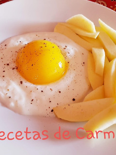 Una foto de Falso huevo frito con patatas