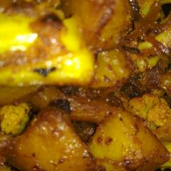 A picture of Potatoes and cauliflower curry.
