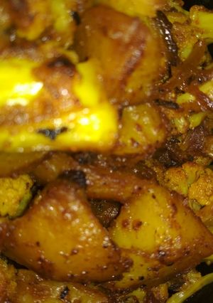 A picture of Potatoes and cauliflower curry.