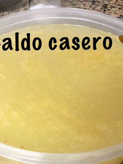 Una foto de Caldo casero 🍲