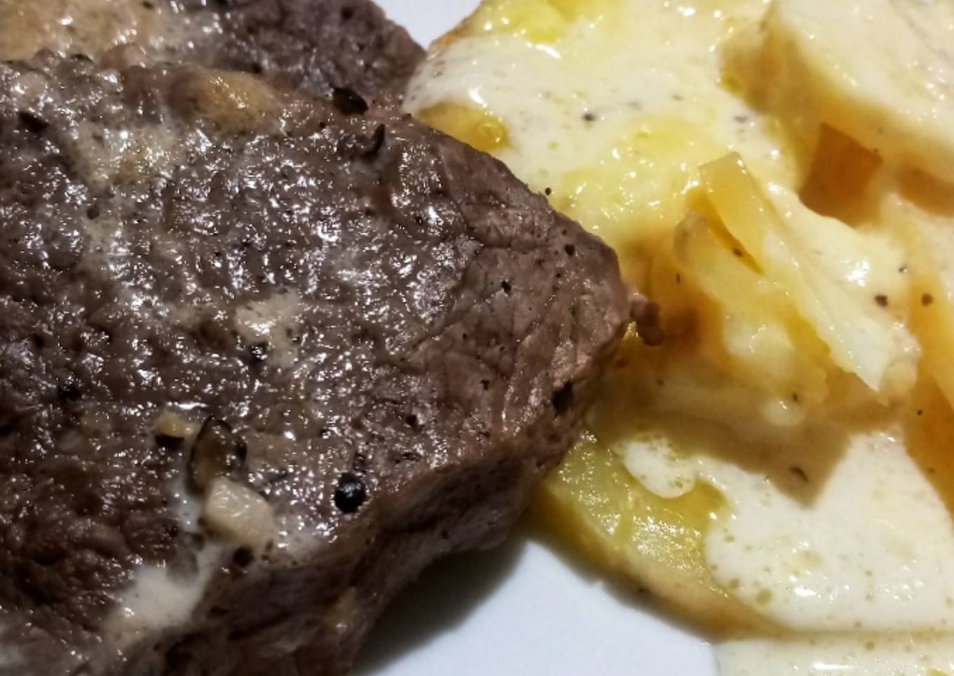 Lomo a la pimienta y gratín dauphinoise