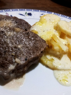 Una foto de Lomo a la pimienta y gratín dauphinoise