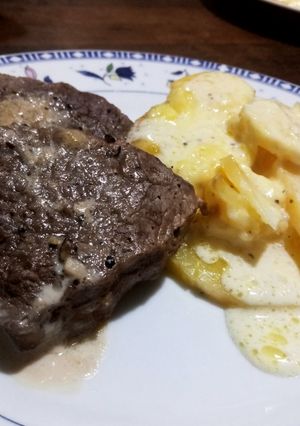 Una foto de Lomo a la pimienta y gratín dauphinoise