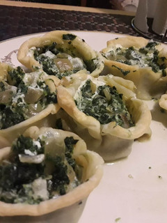 Una foto de Canastas de acelga, cebolla y queso crema