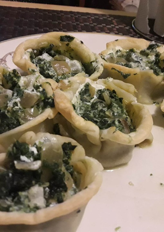 Una foto de Canastas de acelga, cebolla y queso crema