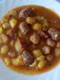 Patatas tricolor con albóndigas y chorizo