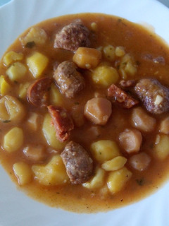 Una foto de Patatas tricolor con albóndigas y chorizo
