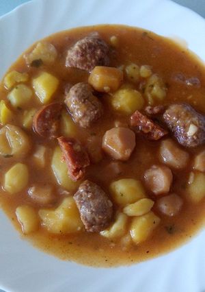 Foto principal de Patatas tricolor con albóndigas y chorizo