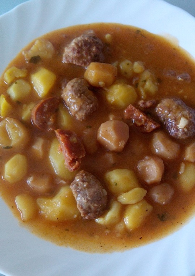 Una foto de Patatas tricolor con albóndigas y chorizo