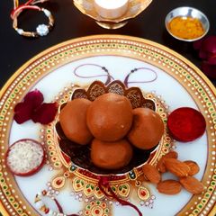 A picture of Besan ke laddoos.