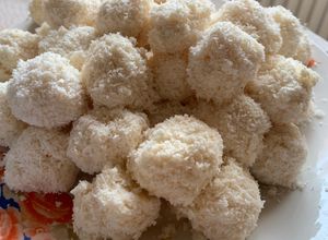 O poză a rețetei Bomboane Raffaello cu 3 ingrediente.