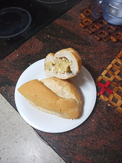 Foto principal de Bocadillo de tortilla de papas, calabacín, cebolla y chistorra