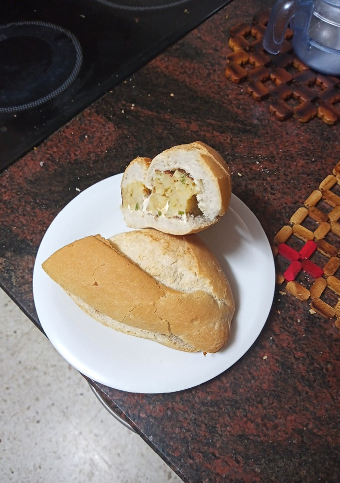 Una foto de Bocadillo de tortilla de papas, calabacín, cebolla y chistorra