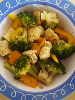 A picture of Tofu with broccoli and pepper.