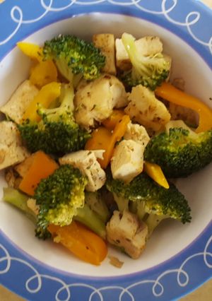 A picture of Tofu with broccoli and pepper.