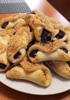 Lekváros kelt kifli recept fotója
