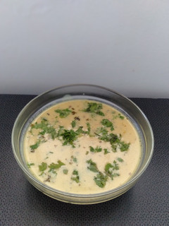 લસણ વાળી કઢી (Lasan Vali Kadhi Recipe In Gujarati) રેસીપી મુખ્ય ફોટો