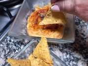 Una foto de humus lata