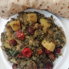 A picture of Palak Aloo with Chapati.