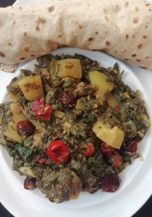 A picture of Palak Aloo with Chapati.