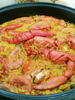 Una foto de Arroz con bogavante y gambones