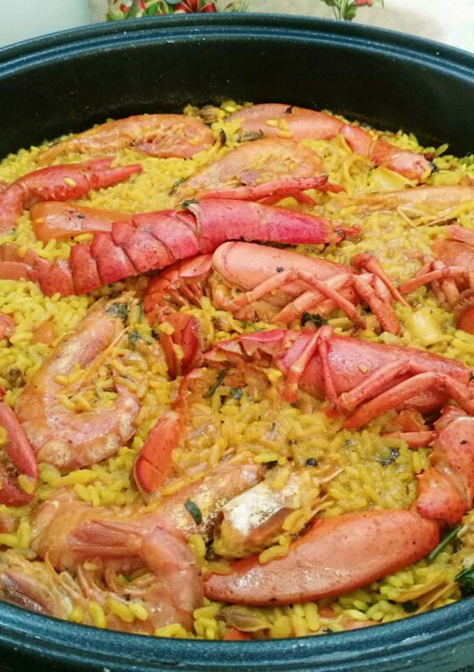 Una foto de Arroz con bogavante y gambones