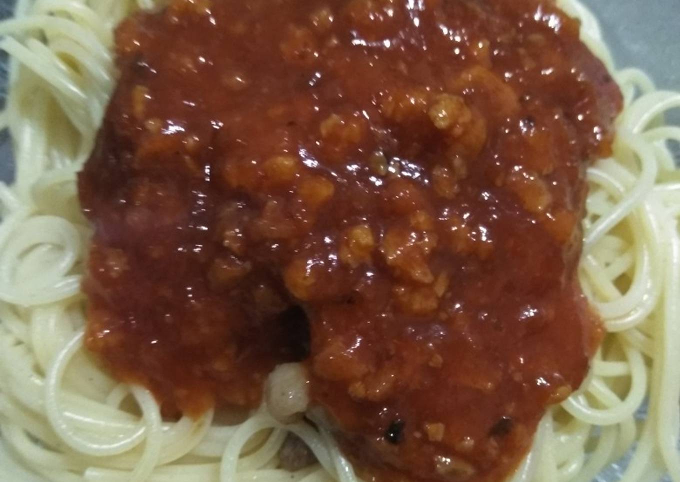 Spaghetti Bolognese with fried pork