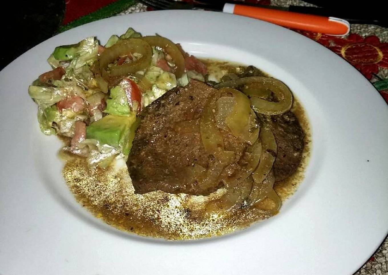 Bistec encebollado al vino.