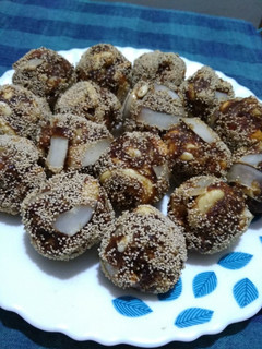 A picture of Dates Laddus.