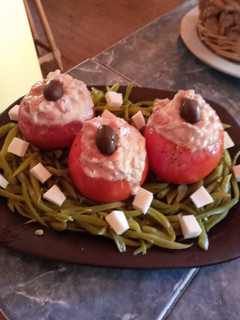 Una foto de Tomates rellenos veraniegos. 🍅🍅🍅