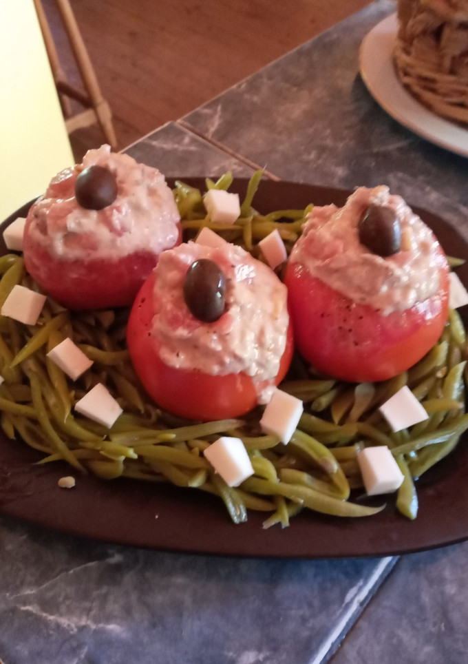 Una foto de Tomates rellenos veraniegos. 🍅🍅🍅