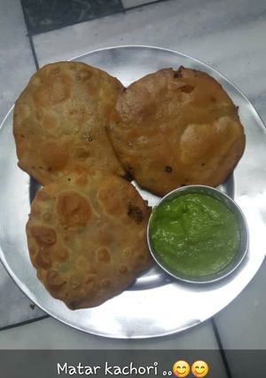 A picture of Matar kachori.