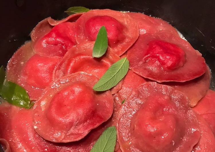 Ravioli di barbabietole rosse con ricotta, robiola e salvia