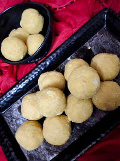 बेसन के लड्डू (besan ke ladoo recipe in Hindi) रेसिपी मुख्य फोटो