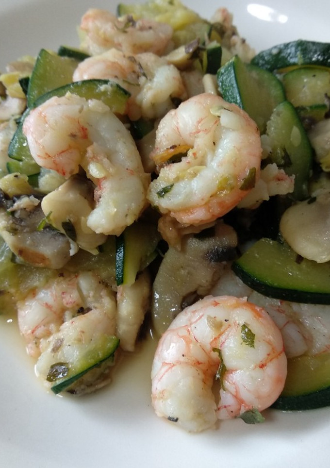 Una foto de Salteado de langostinos, champiñones y calabacín